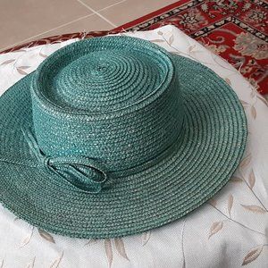 Wide rim straw hat